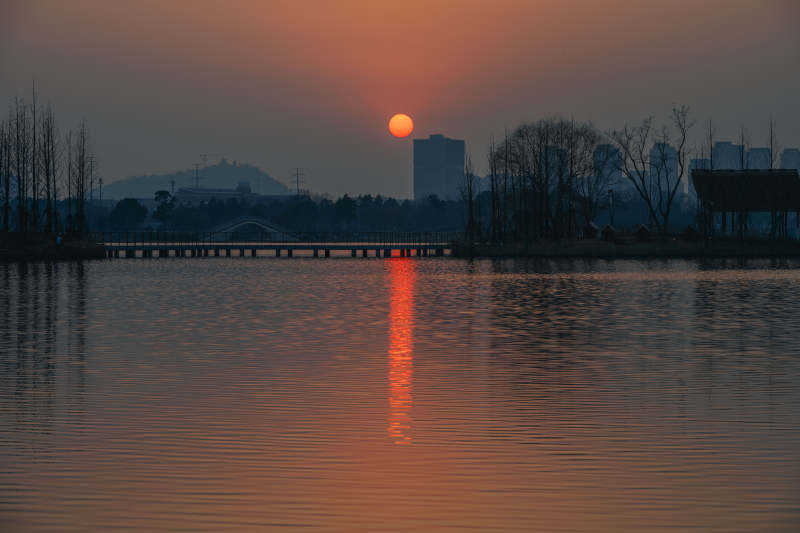 湖畔夕阳映城景图片