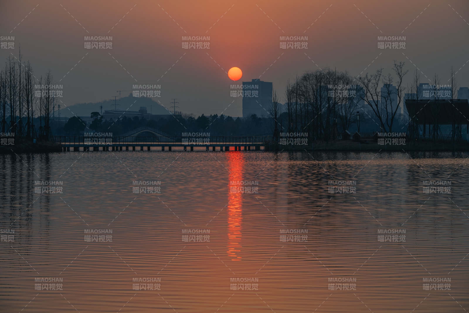 湖畔夕阳映城景图片