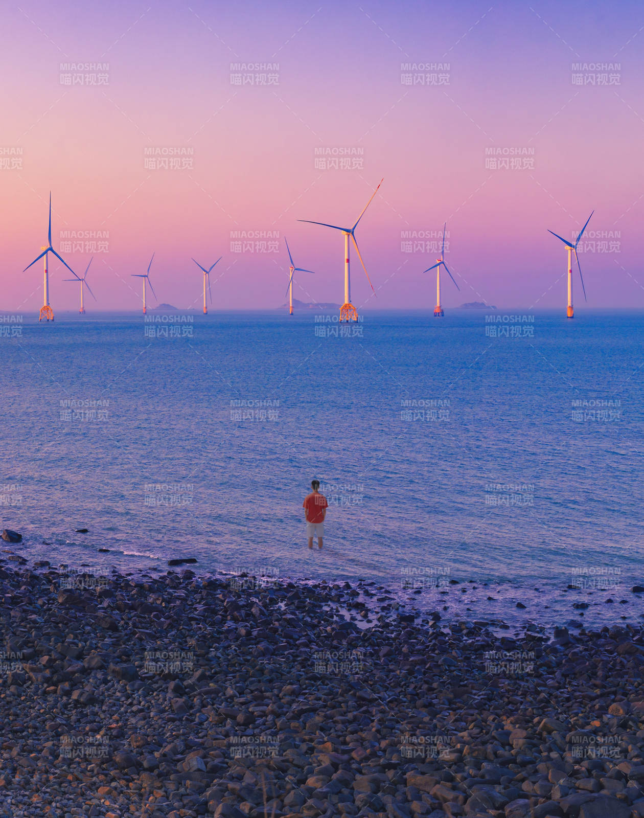 海边风车暮色图片