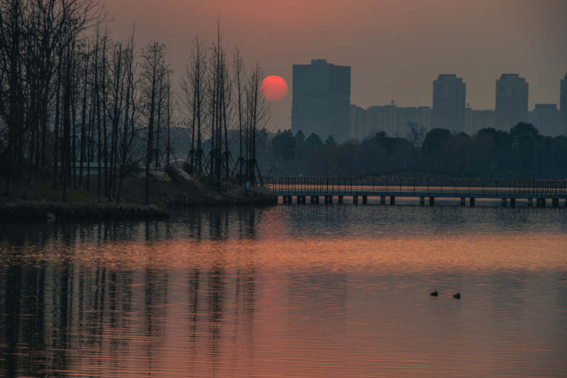 湖畔日落城市剪影图片