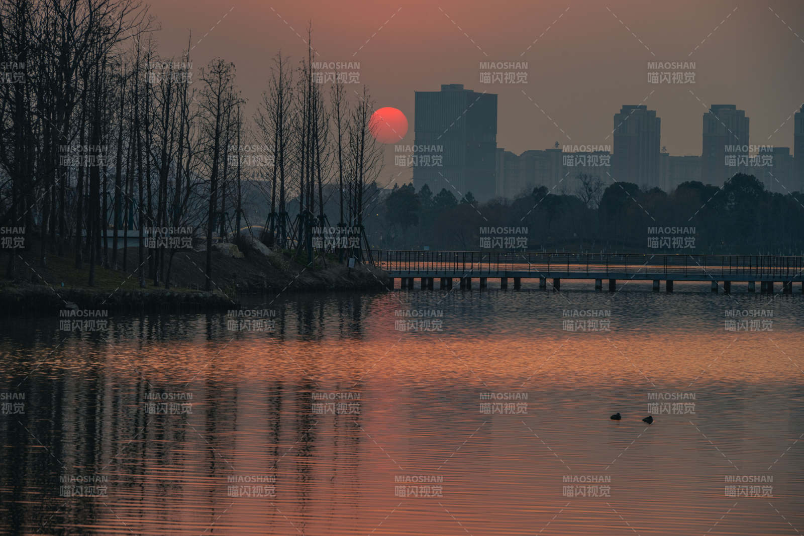 湖畔日落城市剪影图片