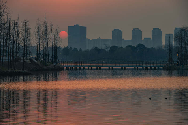 湖畔日落城景图片