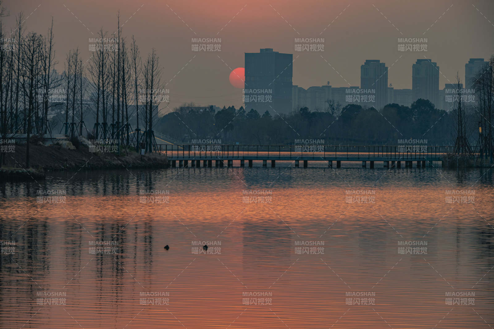 湖畔日落城影图片