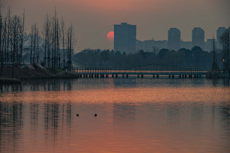 湖畔日落城影图片