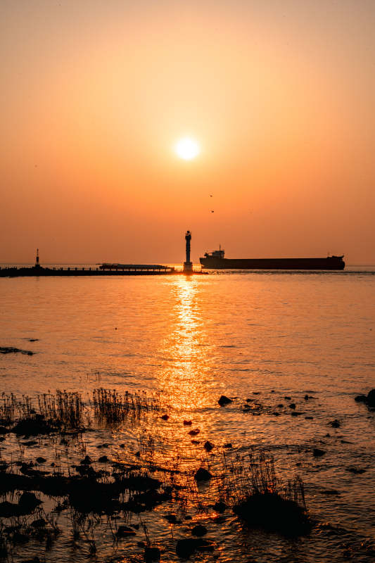 夕阳下的海港剪影图片