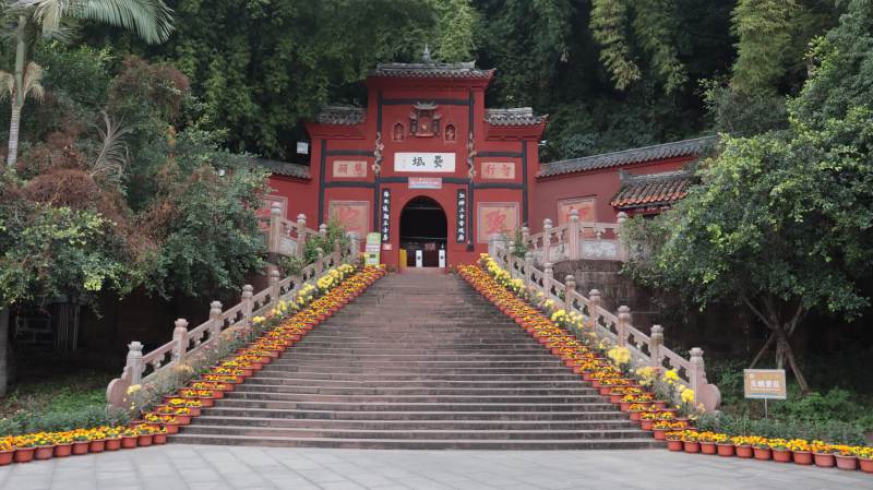 古寺红墙映花阶图片