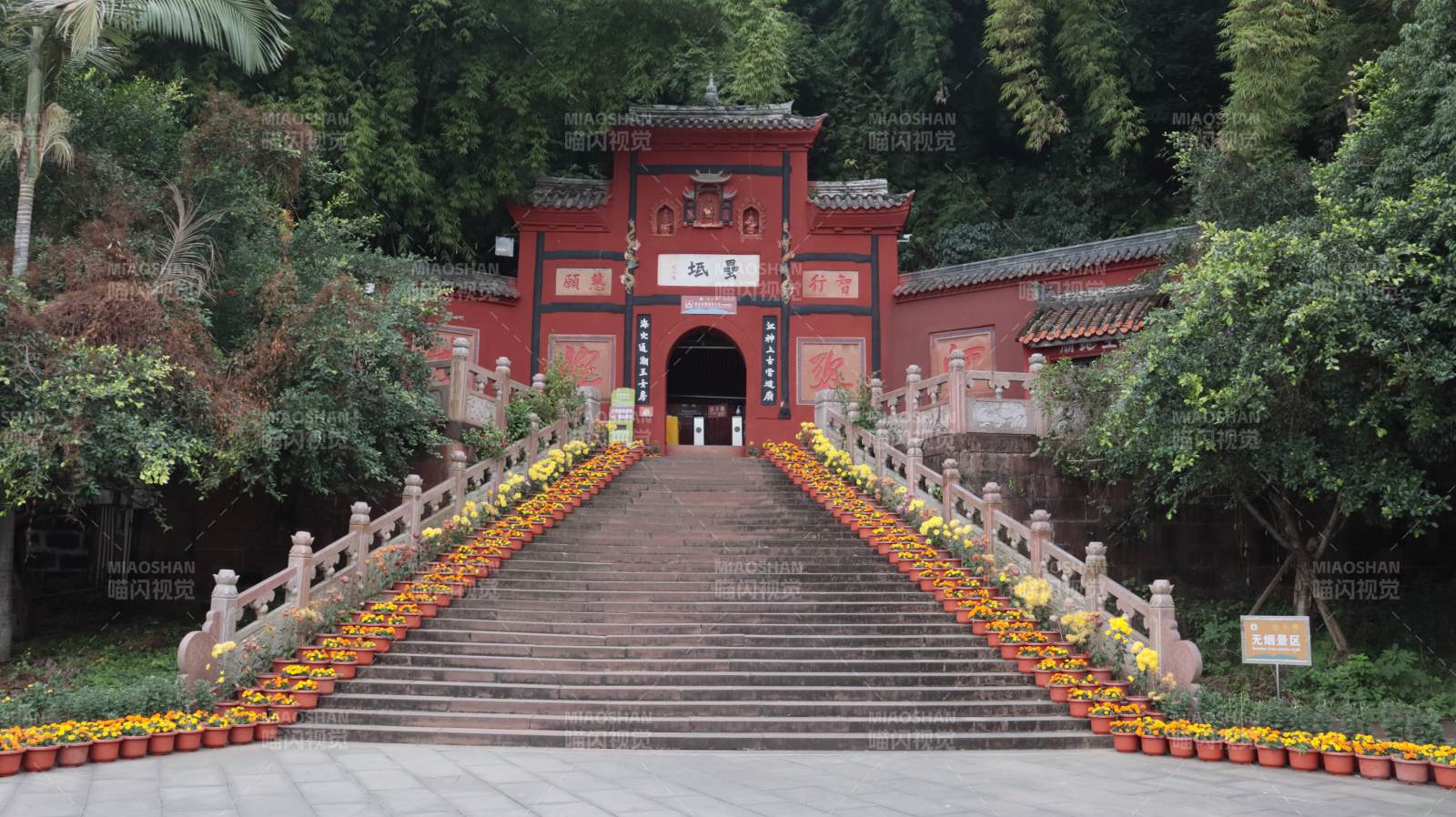 古寺红墙映花阶图片