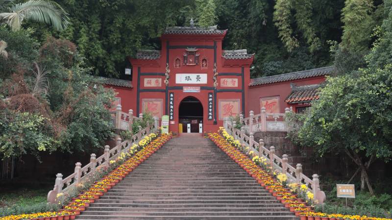 古寺红墙花径通图片