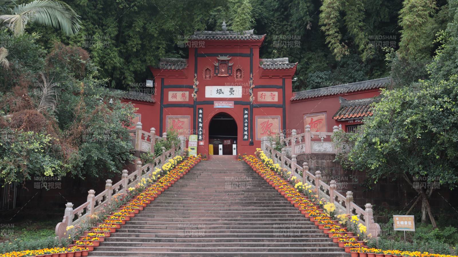 古寺红墙花径通图片