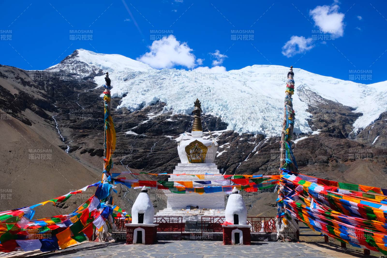 卡若拉冰川下的彩色经幡图片