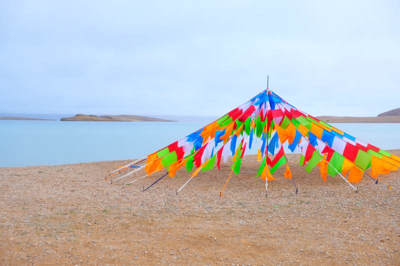 湖畔经幡迎风飘图片