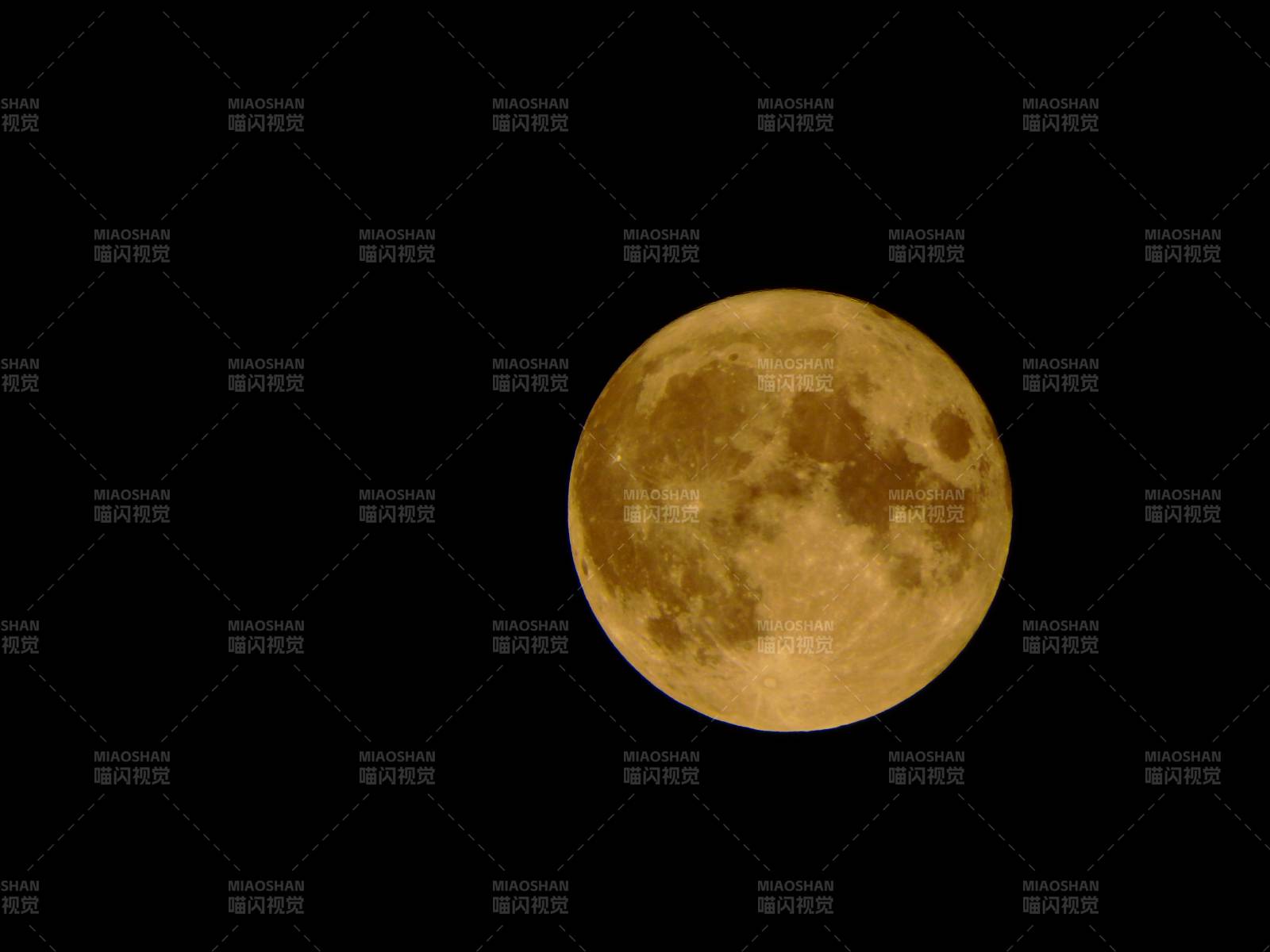 金月悬夜空图片