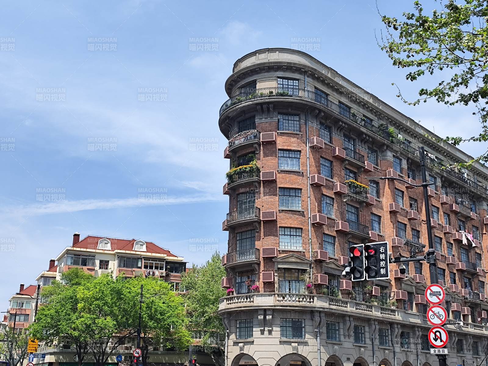 城市街角建筑风光图片