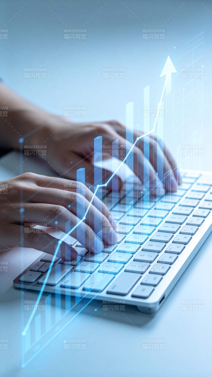 双手在键盘上操作叠加上升趋势图表图片