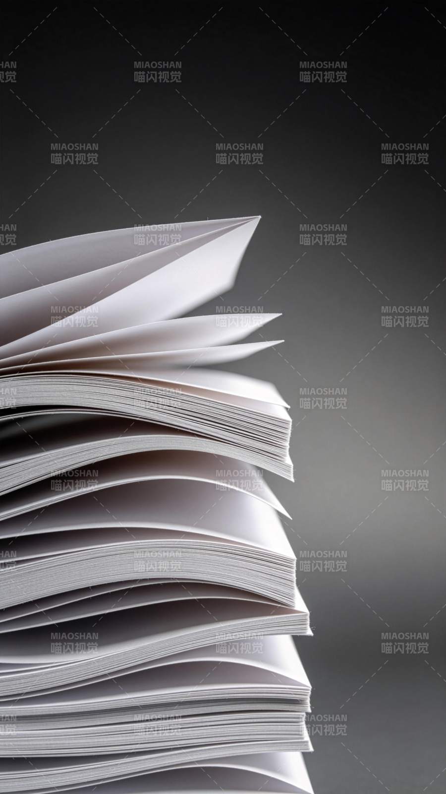 堆叠纸张特写展现层叠纹理与光影效果图片