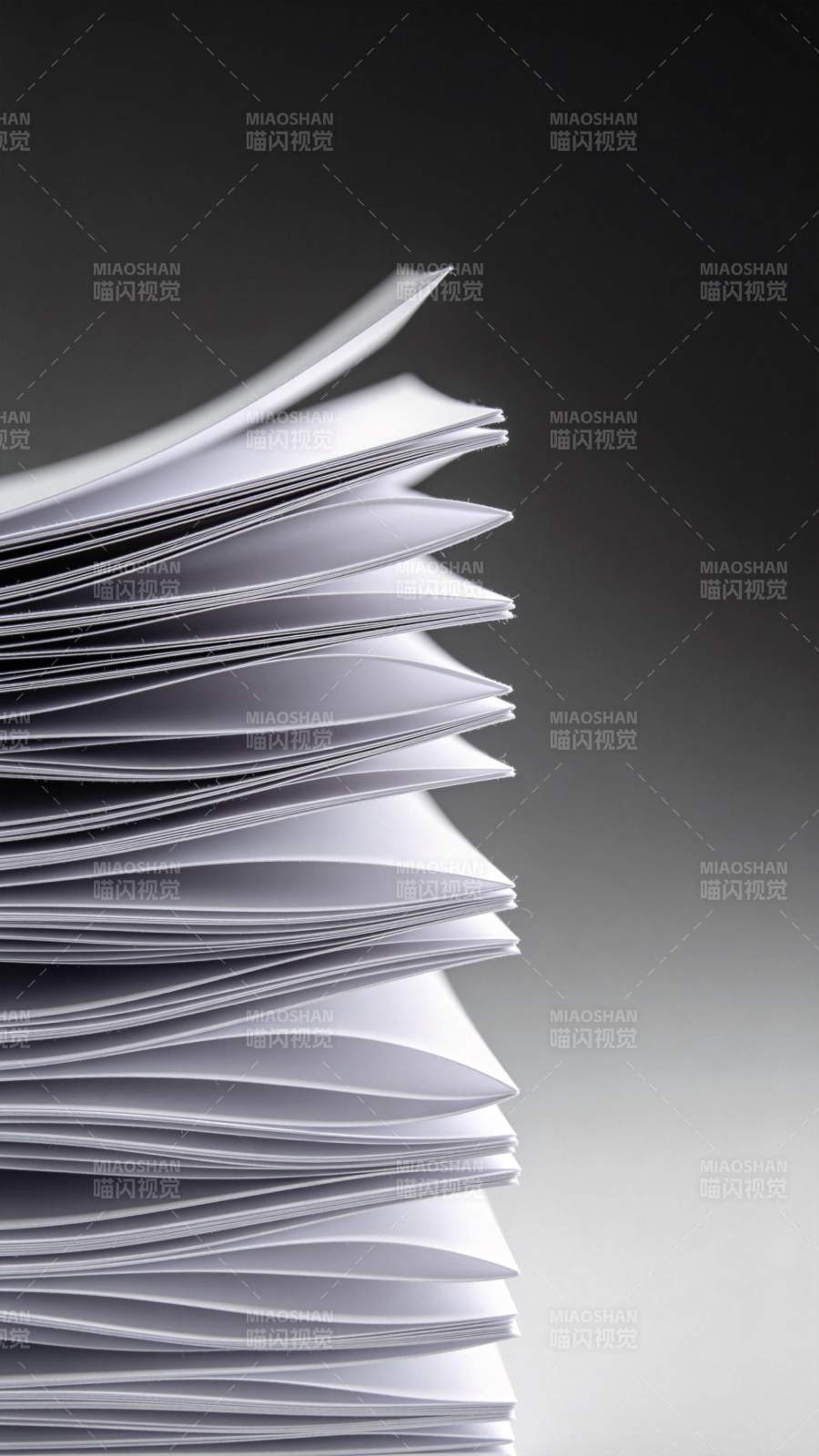 一叠白色纸张堆叠特写展示图片