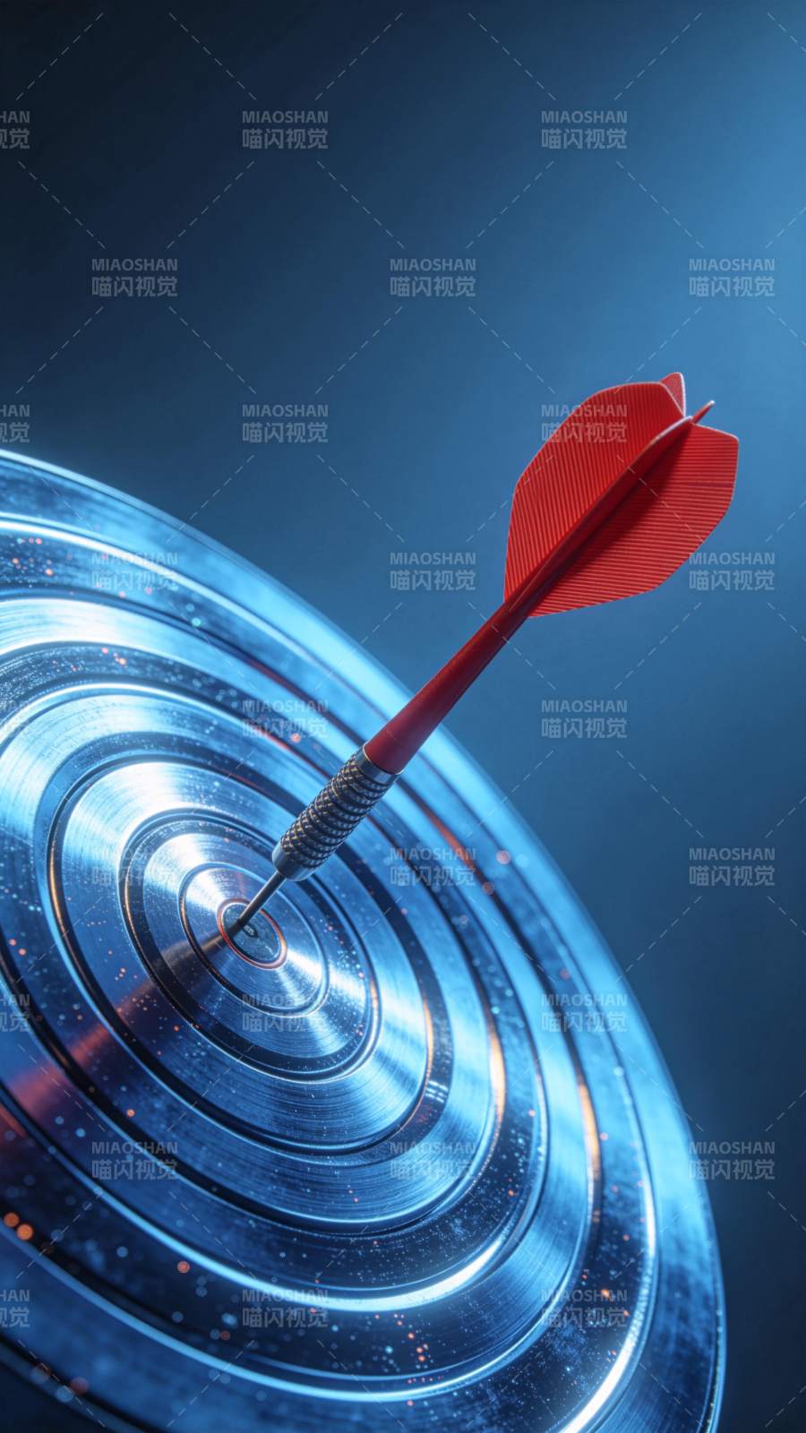 红色飞镖精准命中金属靶心特写图片