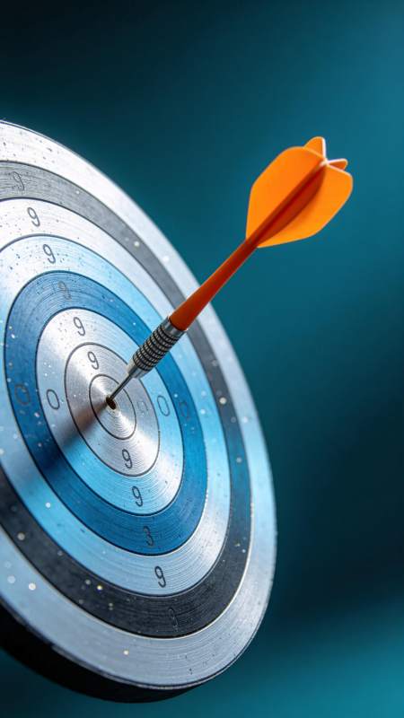 飞镖精准命中靶心的特写画面图片