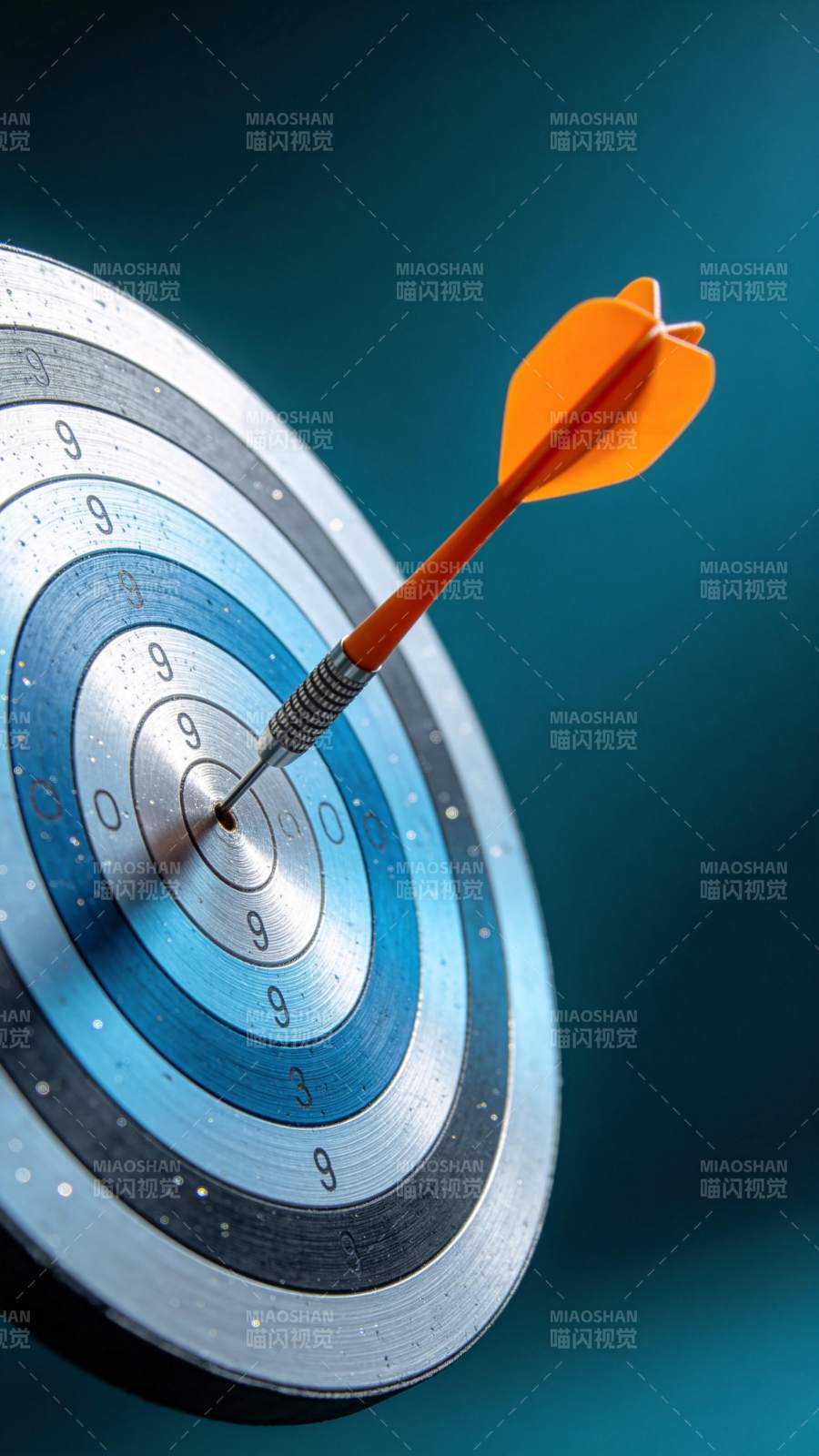 飞镖精准命中靶心的特写画面图片