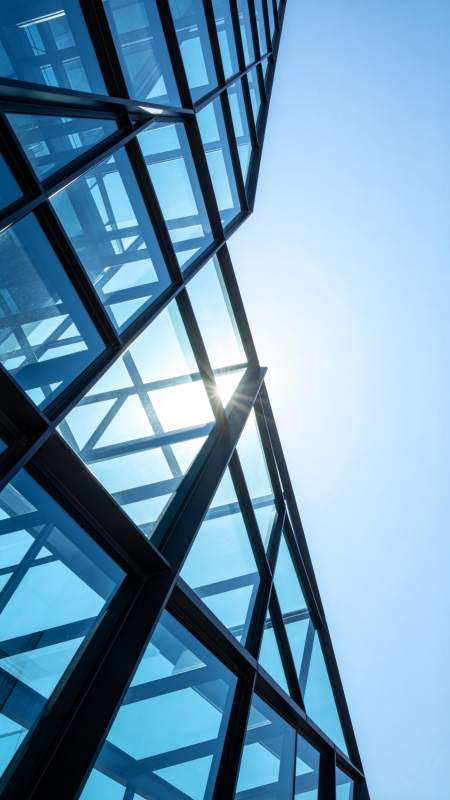 现代玻璃幕墙建筑仰视阳光穿透结构图片