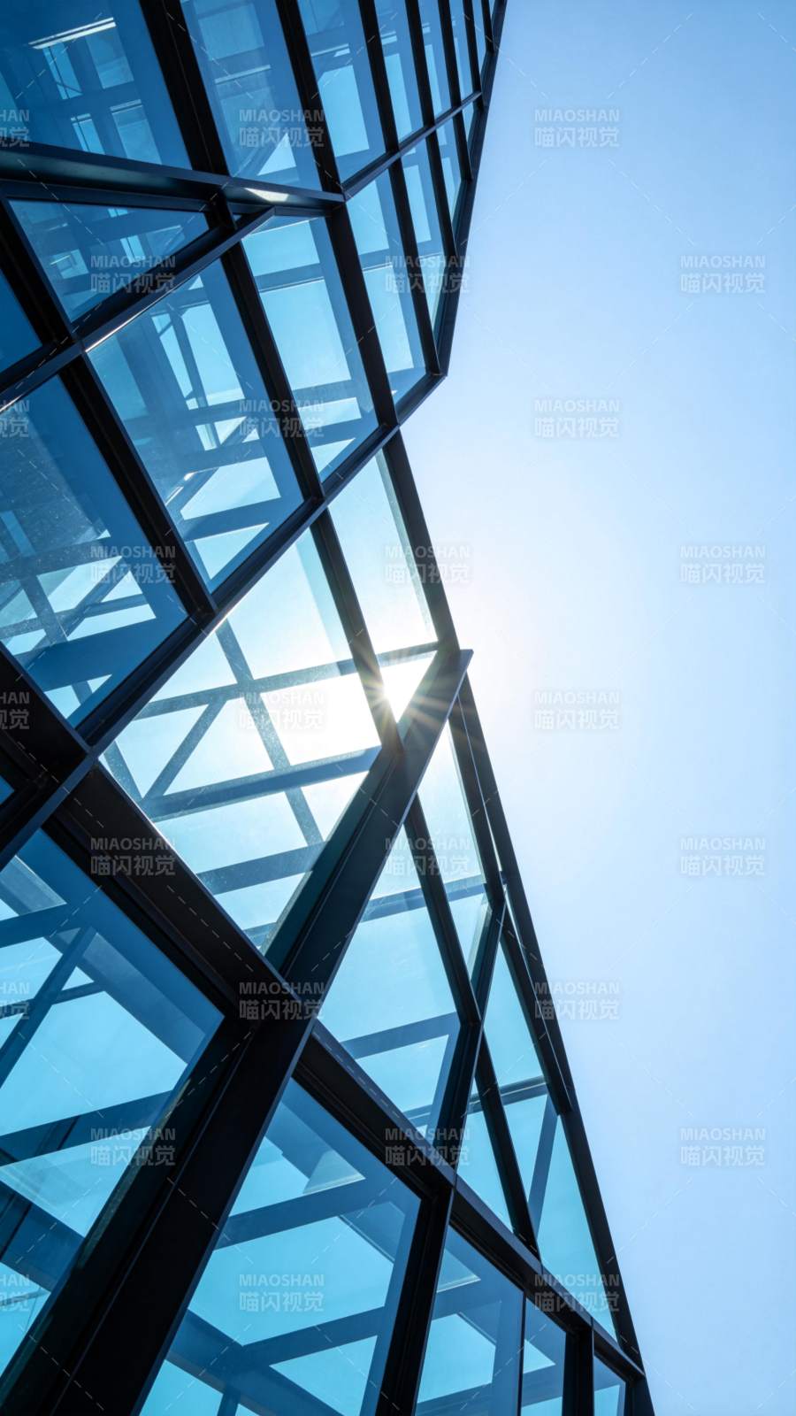 现代玻璃幕墙建筑仰视阳光穿透结构图片