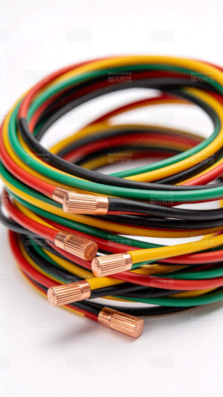 多色绝缘电线卷绕带铜接头特写图片