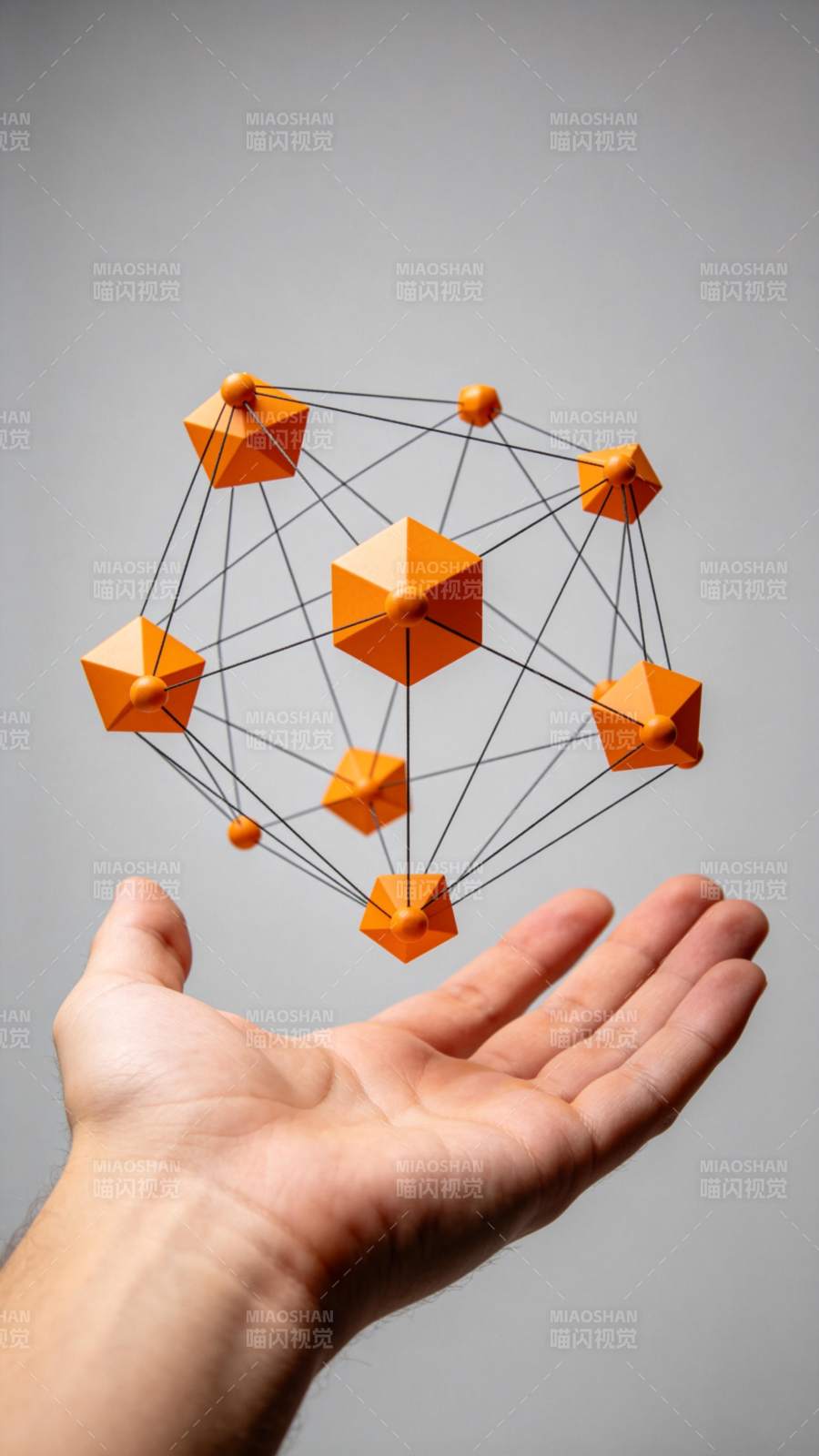 手掌托举橙色几何网络结构模型图片