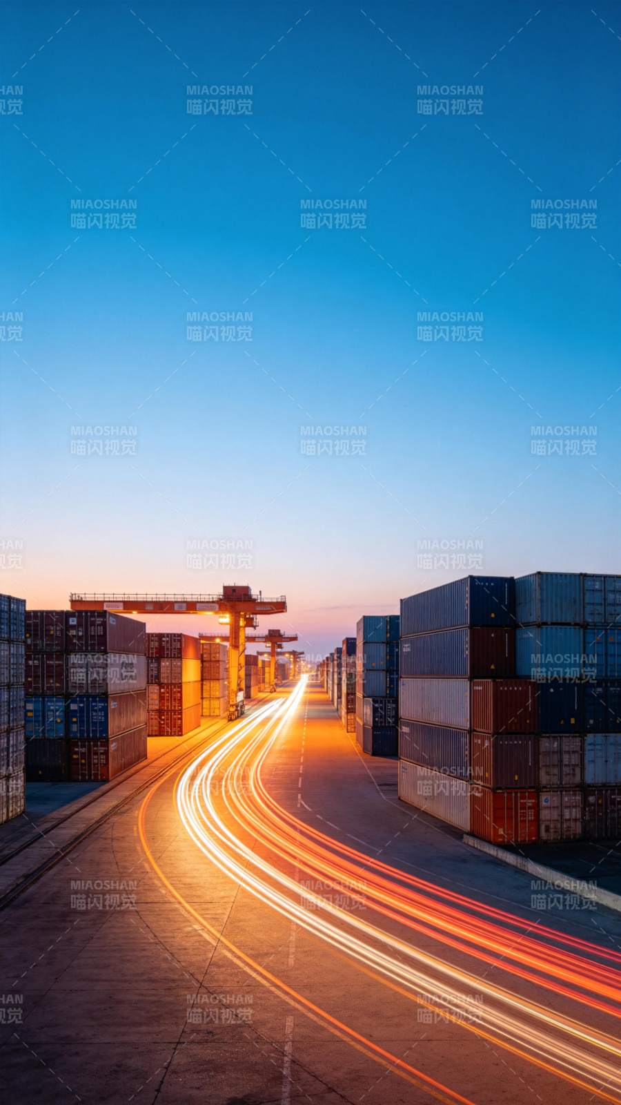 港口集装箱堆场夜景车流光轨延展图片