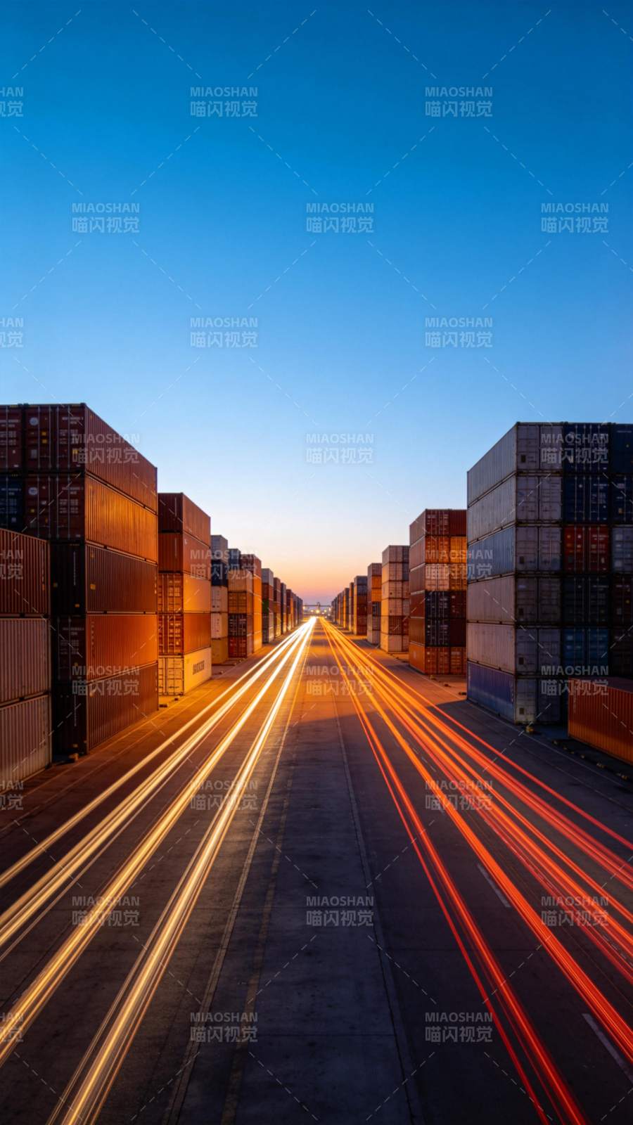 集装箱堆场中车灯轨迹延伸至天际线图片