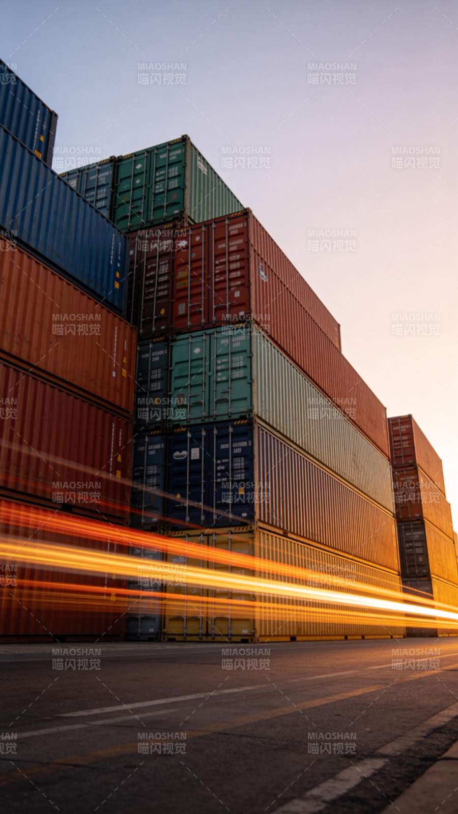 集装箱堆场日落时分车辆光轨穿行场景图片