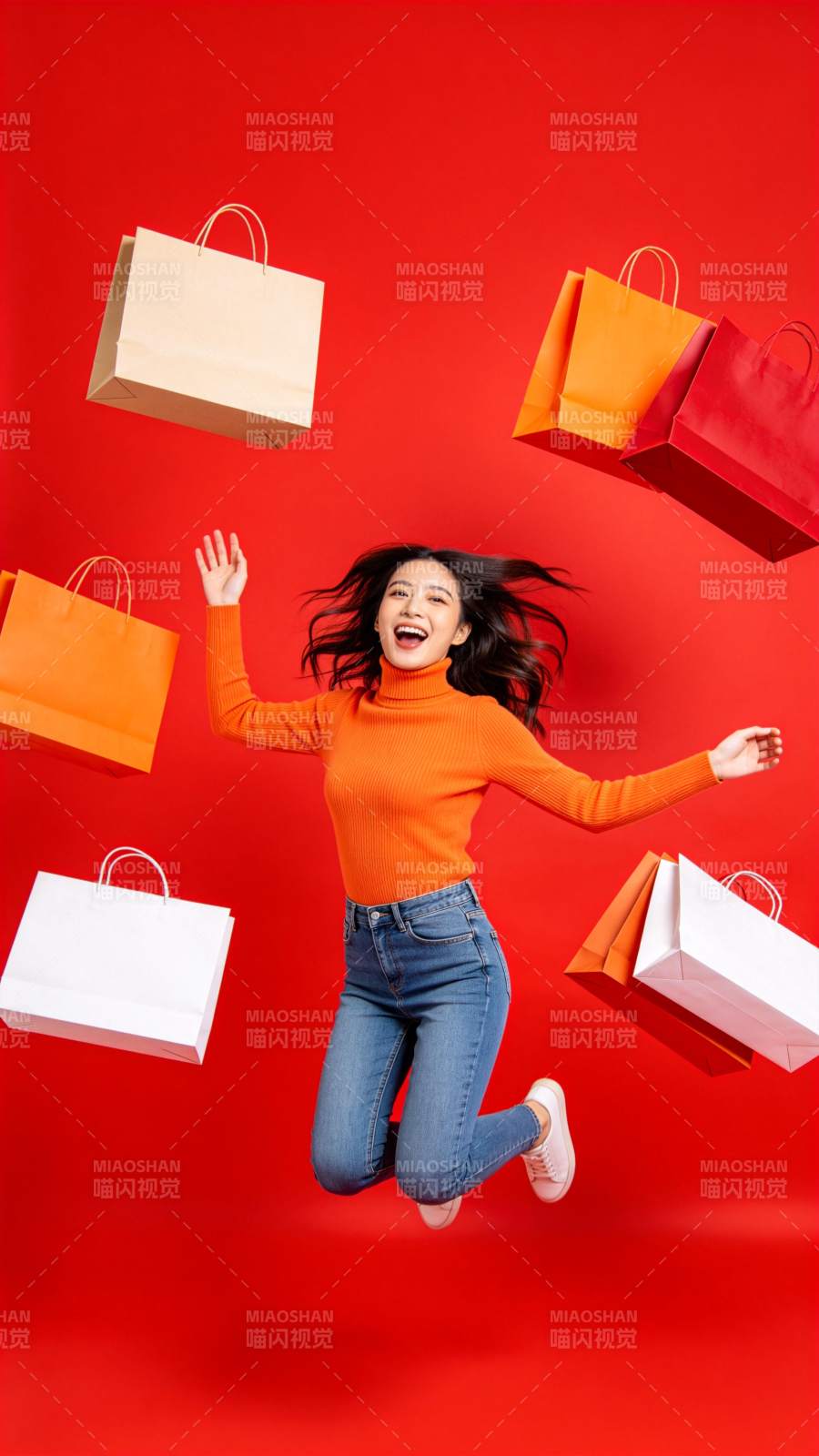 女子跳跃中被多个购物袋环绕的欢乐瞬间图片