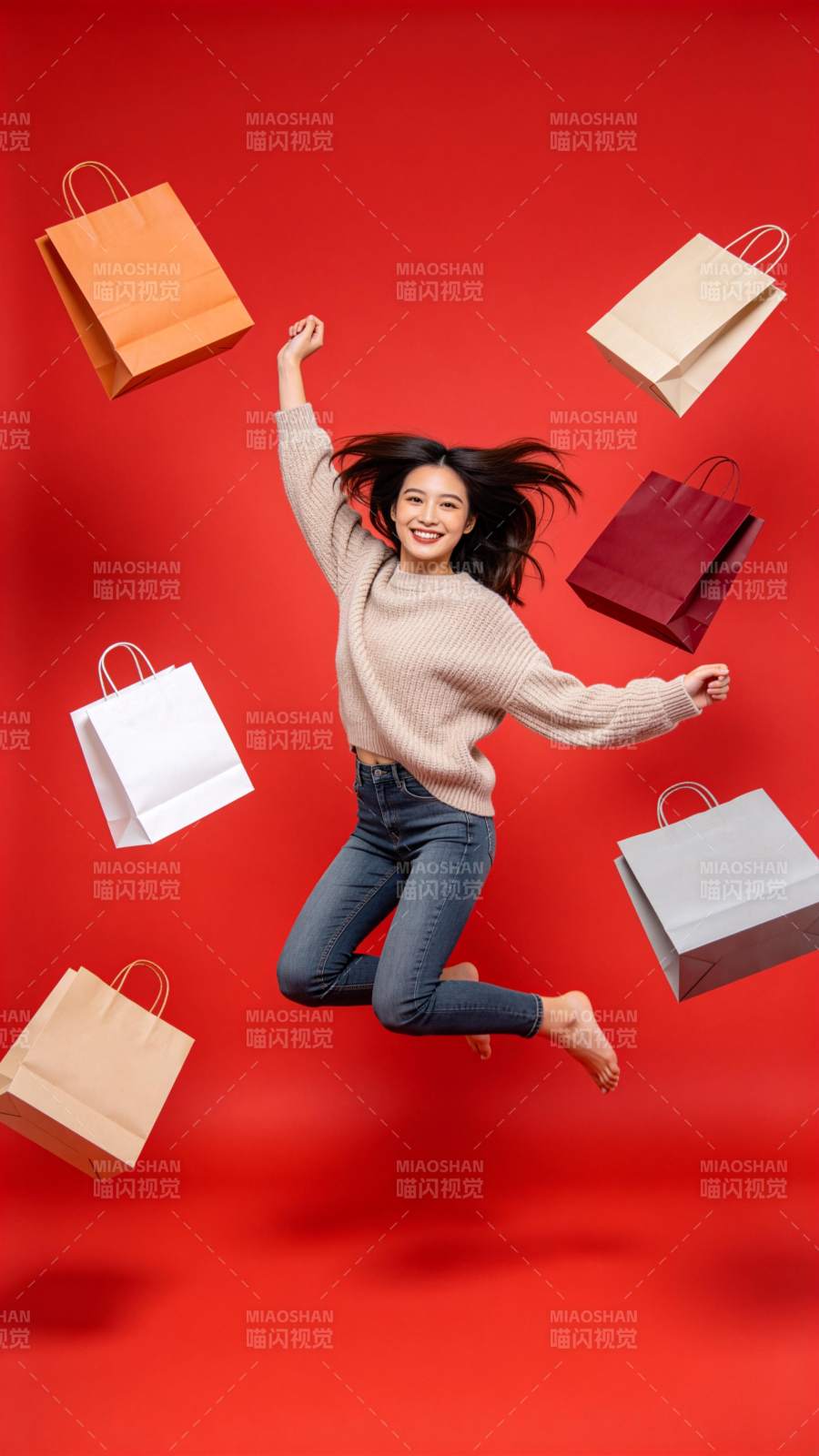 女子跳跃中购物袋飞散红色背景图片