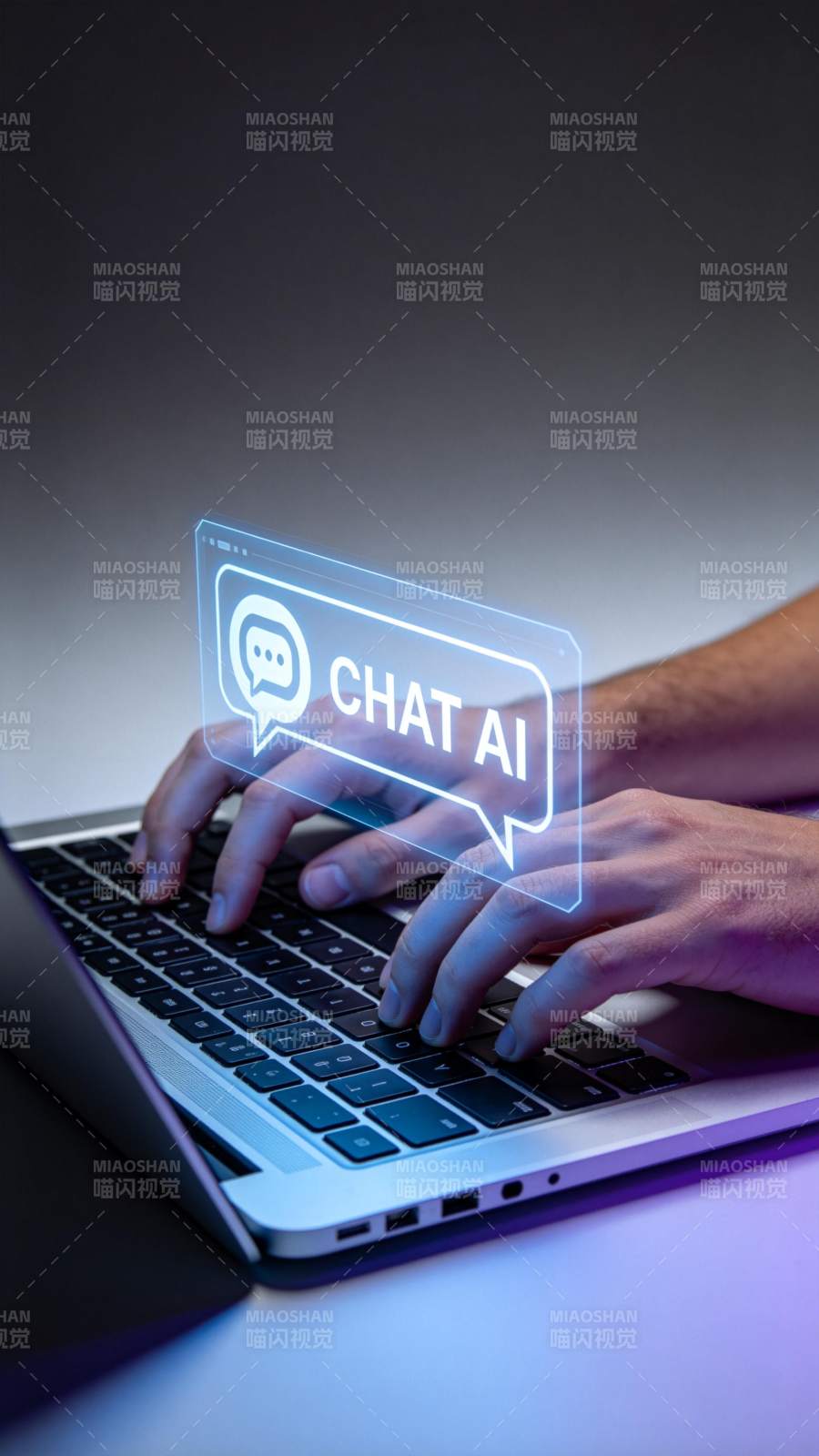 双手在笔记本电脑上操作AI聊天界面图片