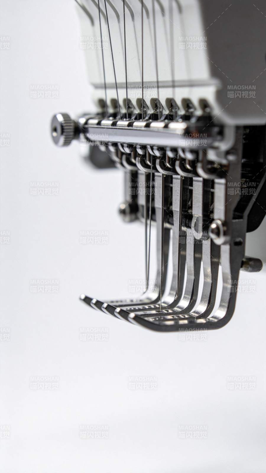工业缝纫机多针头机械结构特写图片