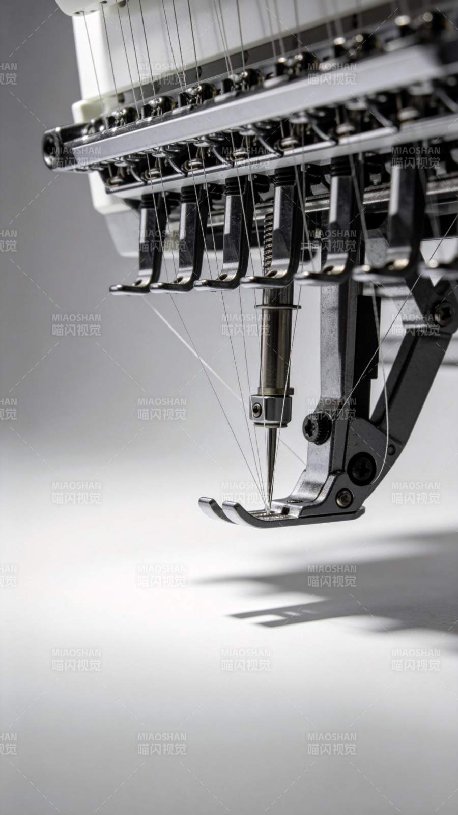 工业绣花机针头与线架特写细节图片