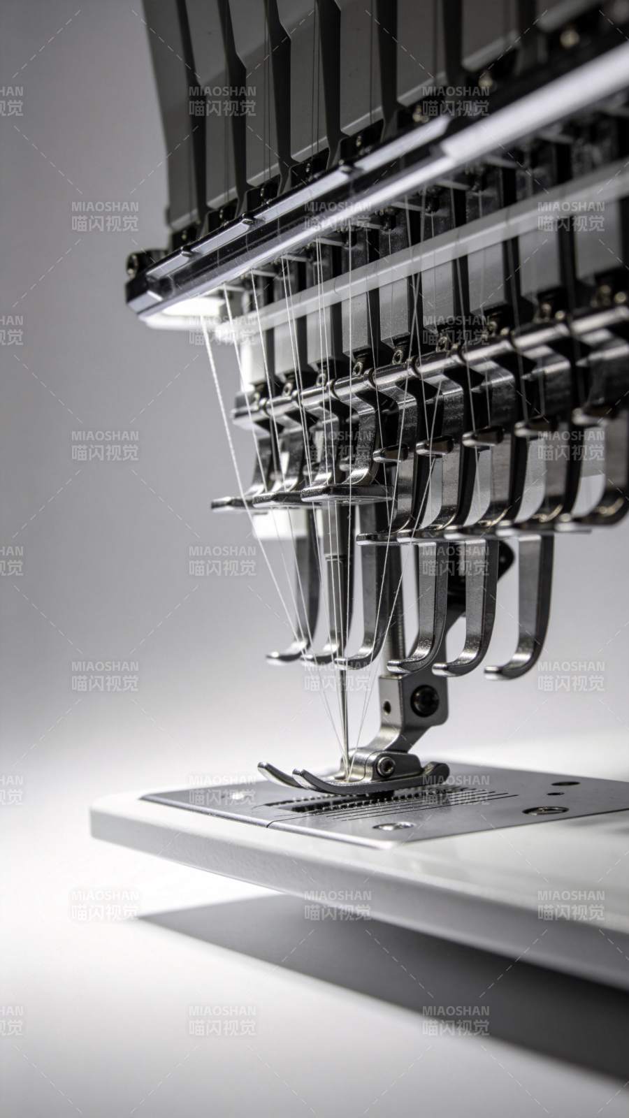 工业级多头刺绣机针杆与线轨特写图片