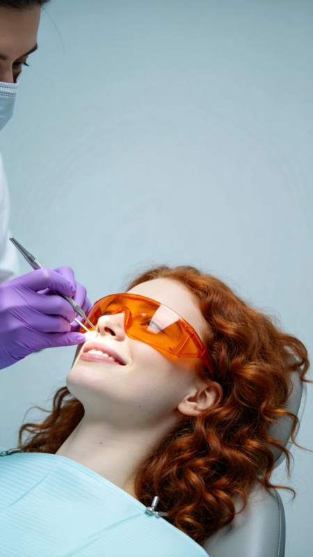 牙医诊疗中图片