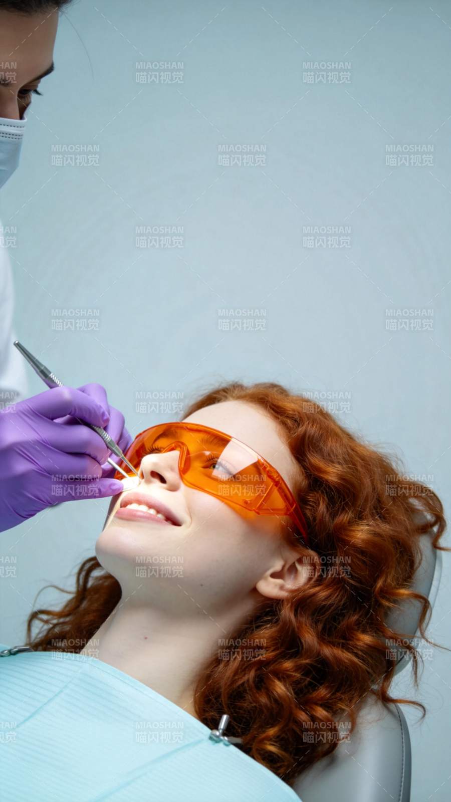 牙医诊疗中图片