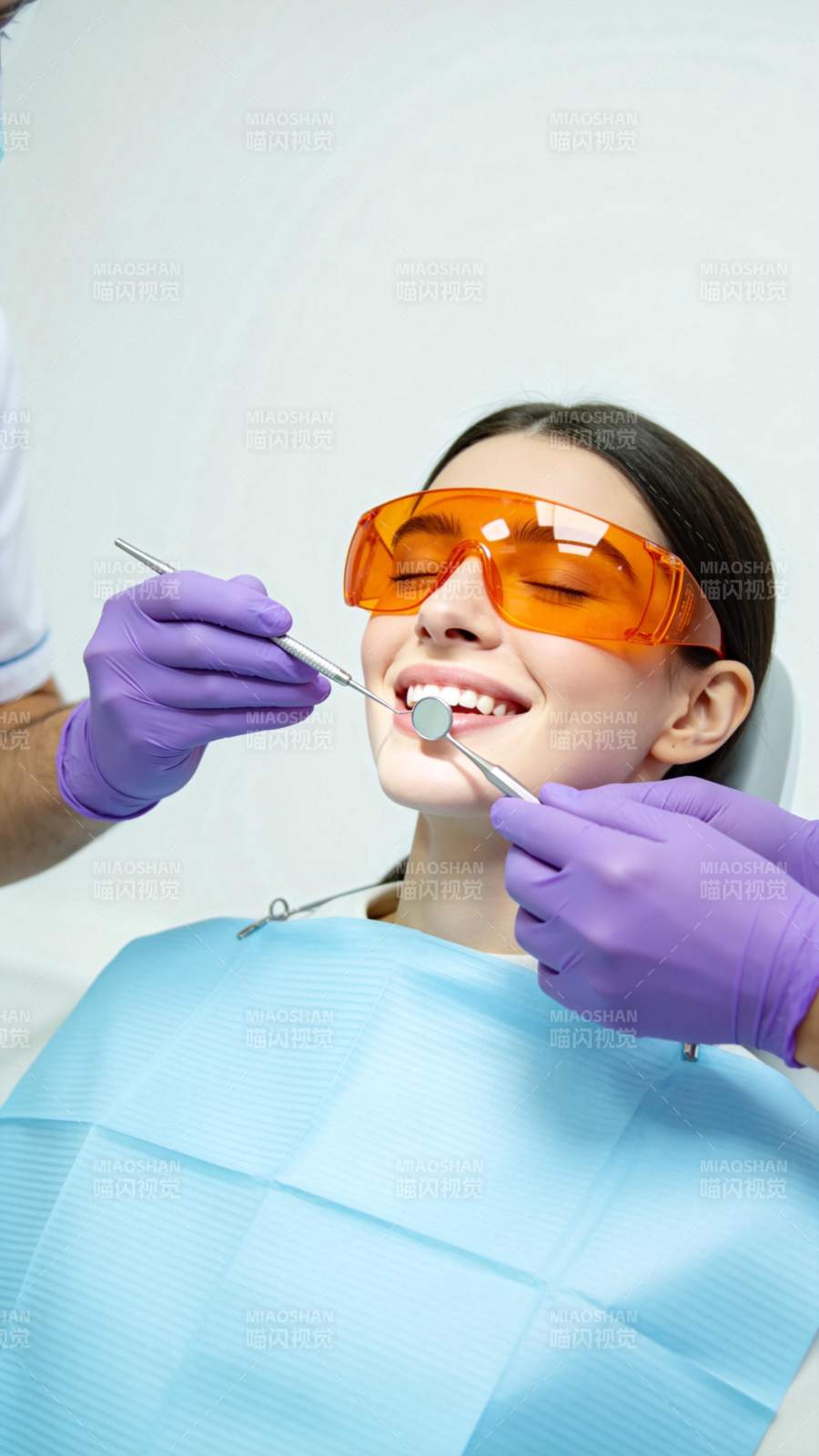 牙医为患者进行口腔检查治疗操作图片