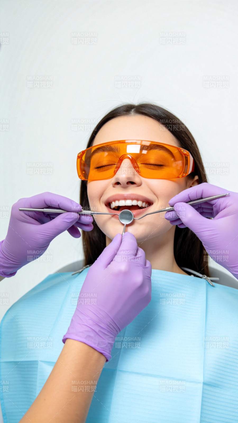 牙医为患者进行口腔检查操作图片