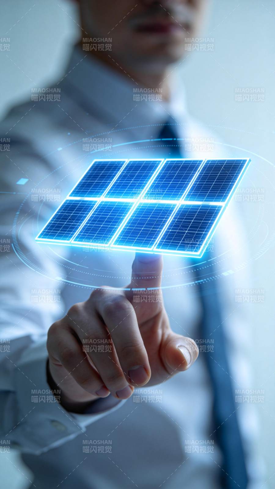 商务人士触控蓝色全息太阳能板图像图片
