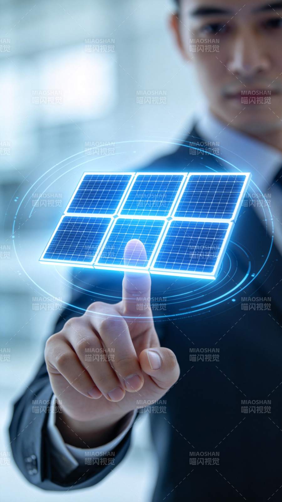 商务人士触控虚拟太阳能电池板界面图片
