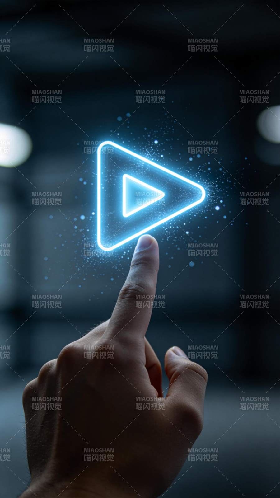手指触碰发光蓝色播放按钮图标图片