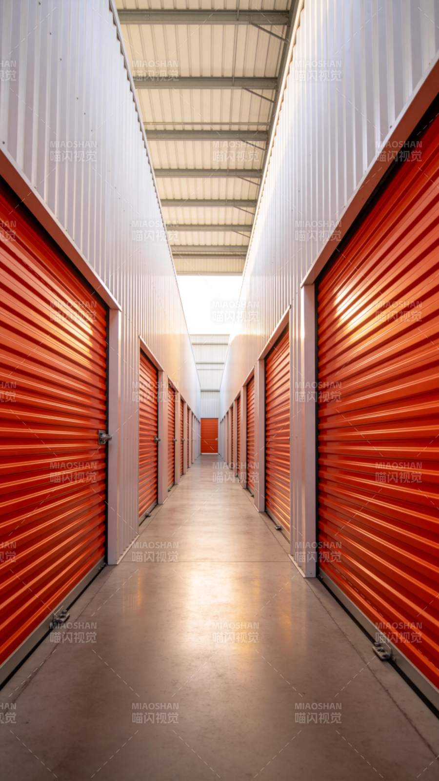 红色卷帘门储物柜通道内部实景图片
