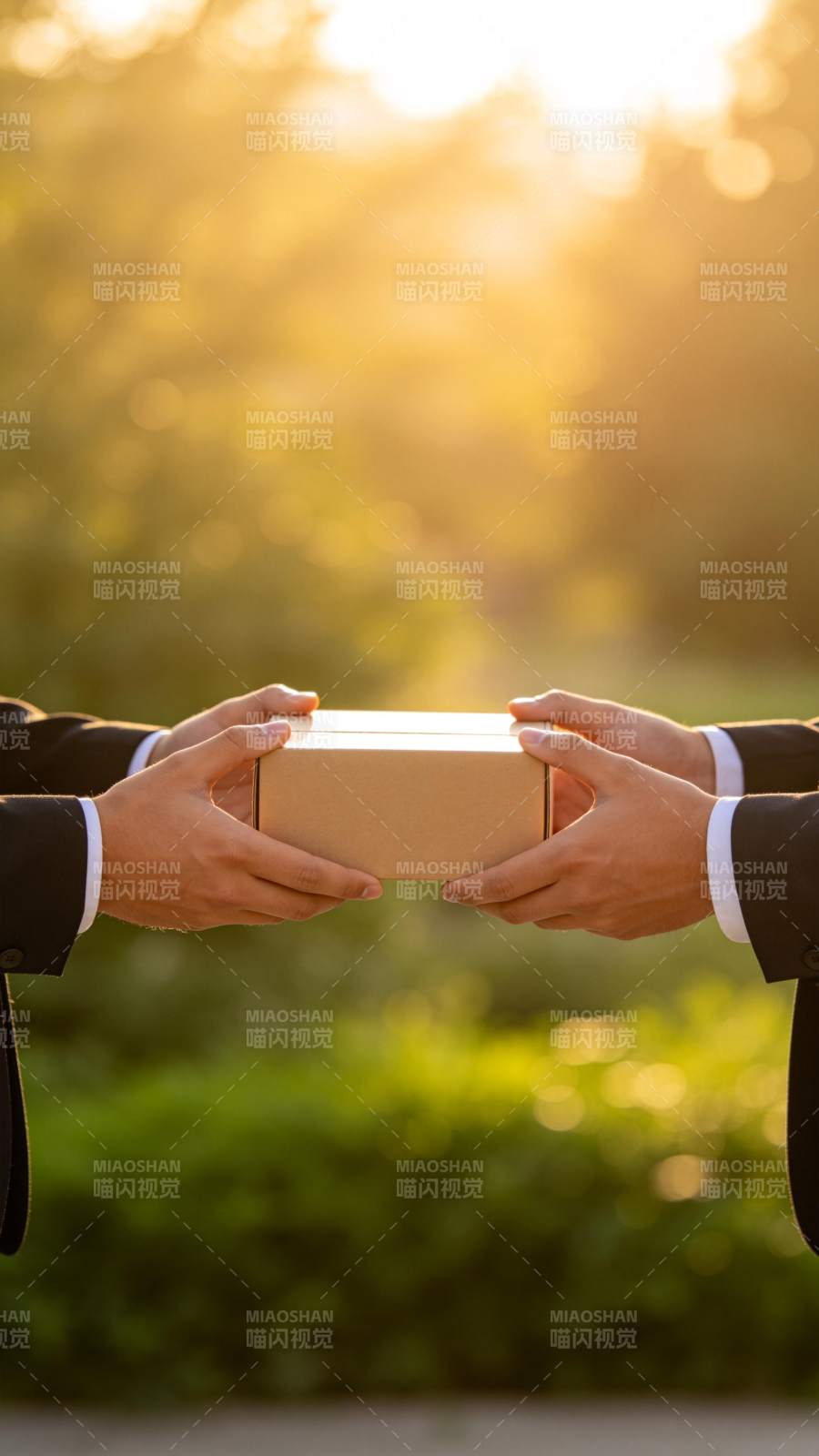 双手递送礼盒图片