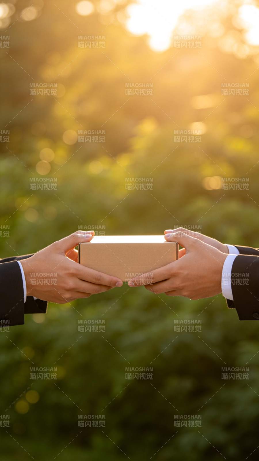 双手递送礼盒图片