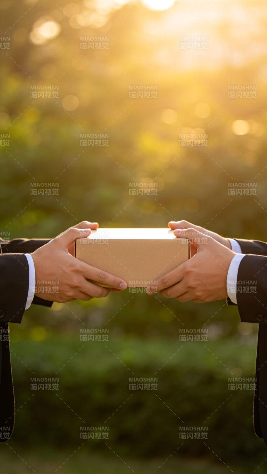 双手递送礼盒图片
