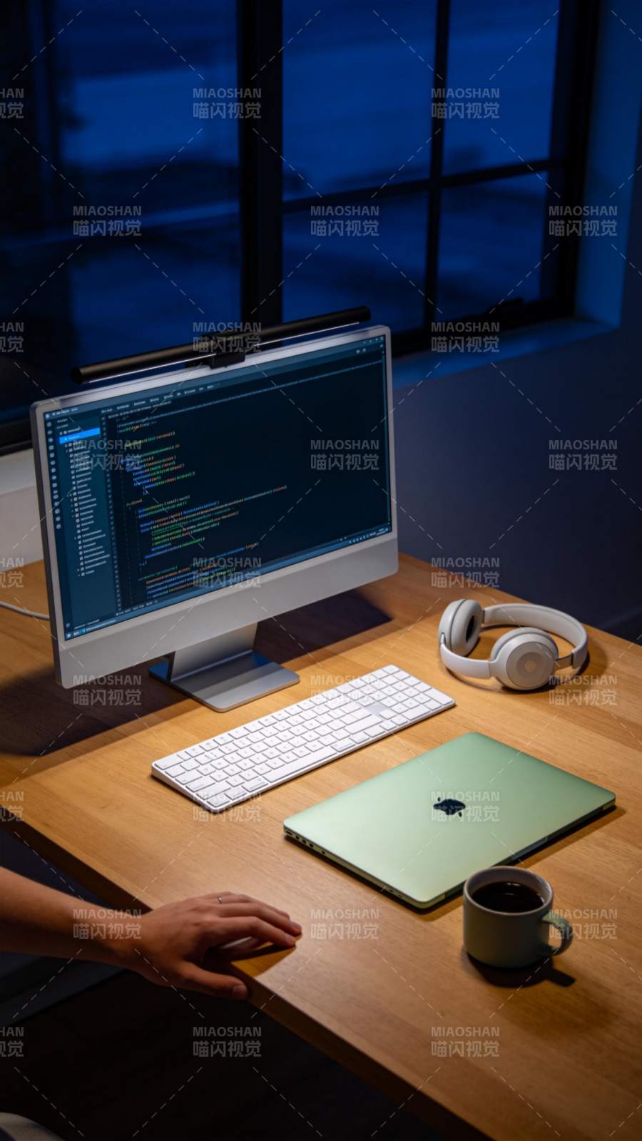 夜晚办公桌上的编程工作场景图片
