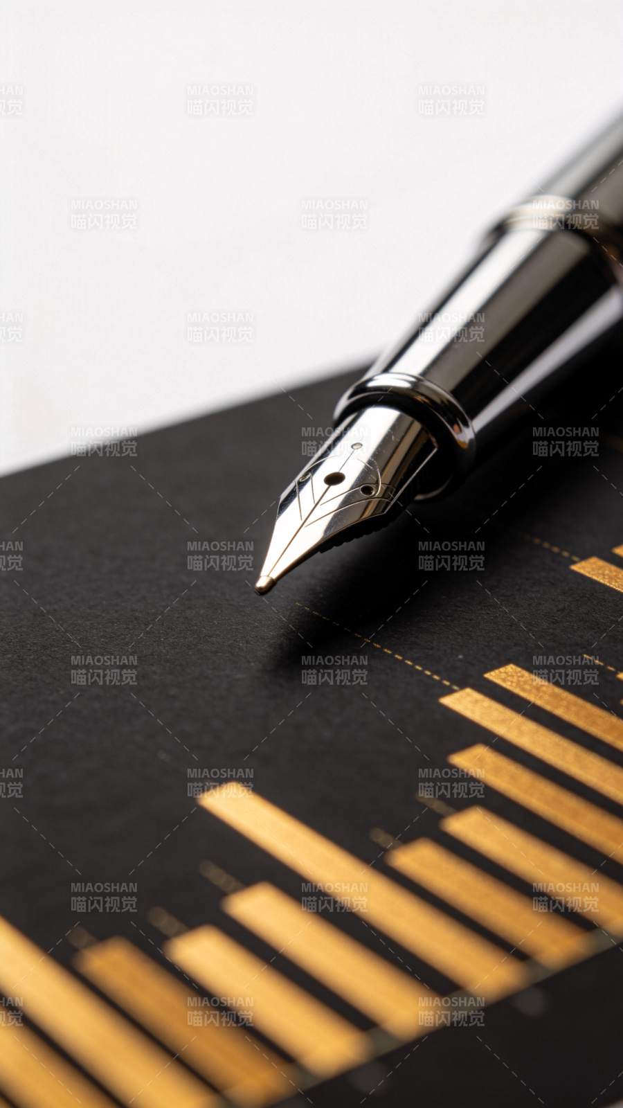 笔尖下的金色图表图片