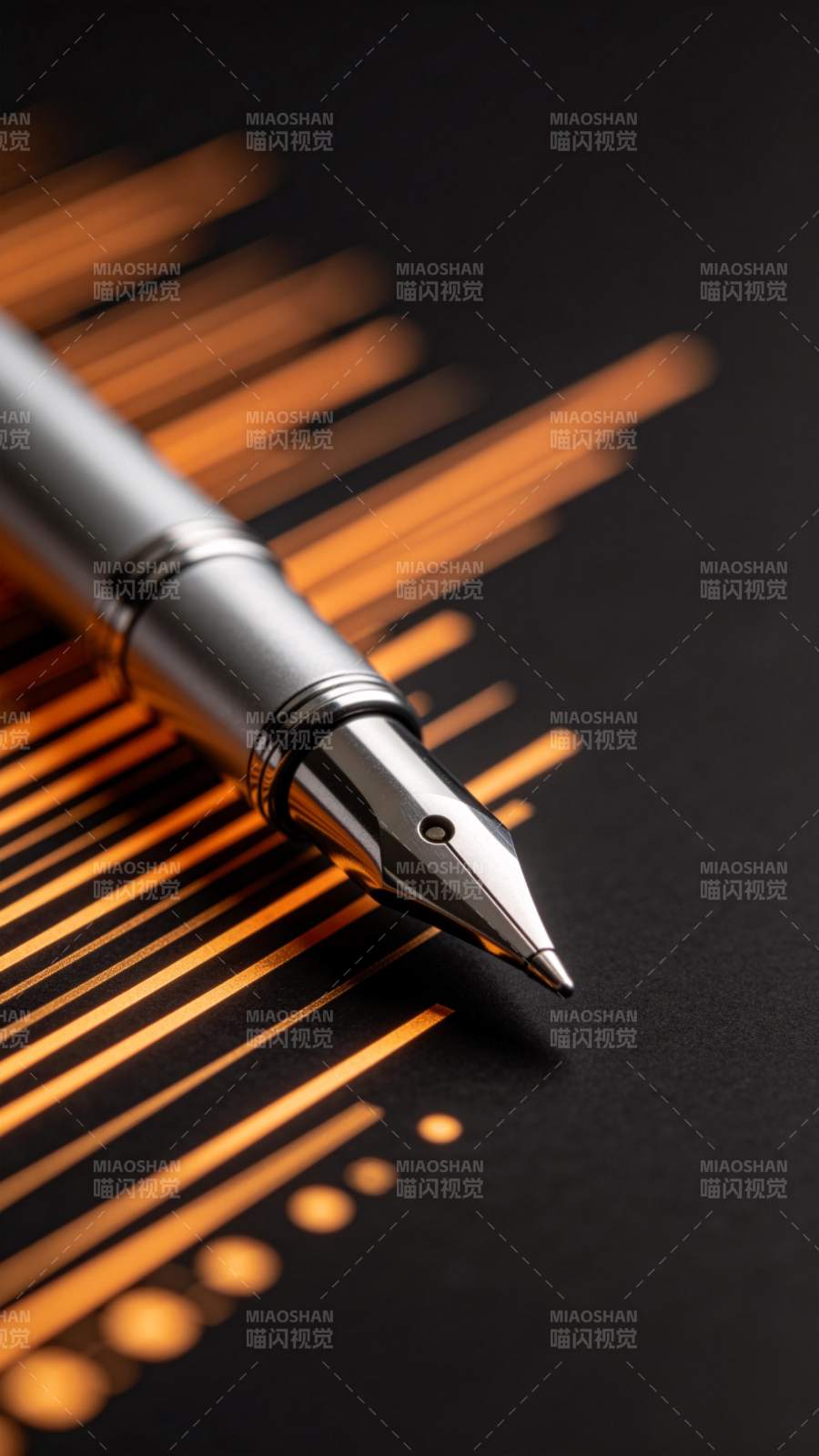 钢笔置于橙色线条背景上的特写画面图片